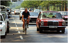 Foto: Radfahrer hält korrekten Sicherheitsabstand zu parkenden Autos und wird zu dicht überholt. 