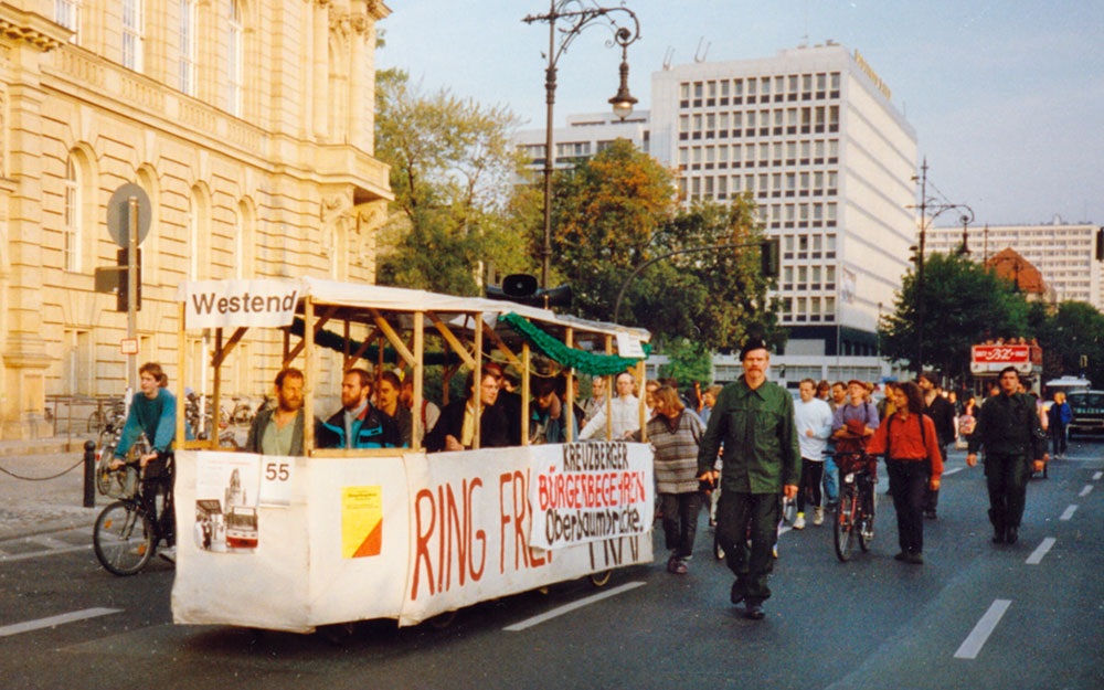 Foto: Demonstration mit Lauf-Straßenbahn.