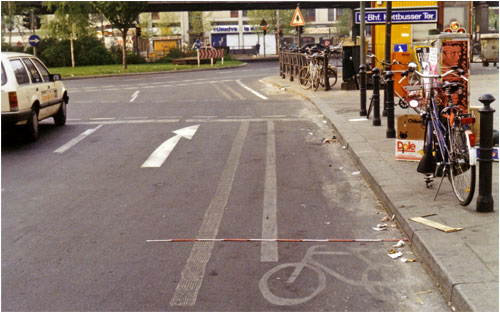 Foto: Ein Stück weiter in der Adalbertstraße wurde der Radfahrstreifen von 1,6m auf 1m reduziert. 