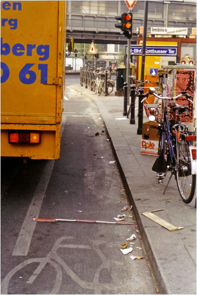 Foto: Verschmälerter Radfahrstreifen in der Adalbertstraße - ein Lkw in der Nebenspur ragt in den nur noch 1m breiten Radfahrstreifen hinein. 