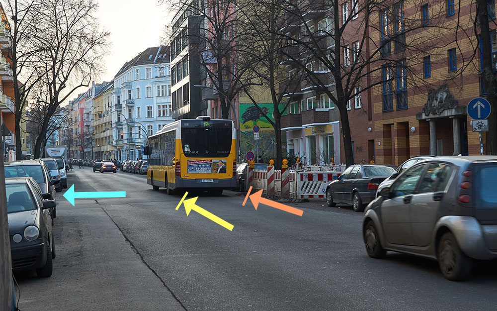 Foto mit Skizze: Reuterstraße Abbiegemöglichkeiten mit Fahrrad in die Donaustraße, Sicht von linker Fahrbahnseite.