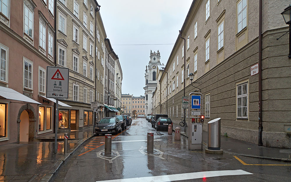 Foto: Altstadtstraße in Salzburg mit absenkbaren Pollern und Parkplätzen.