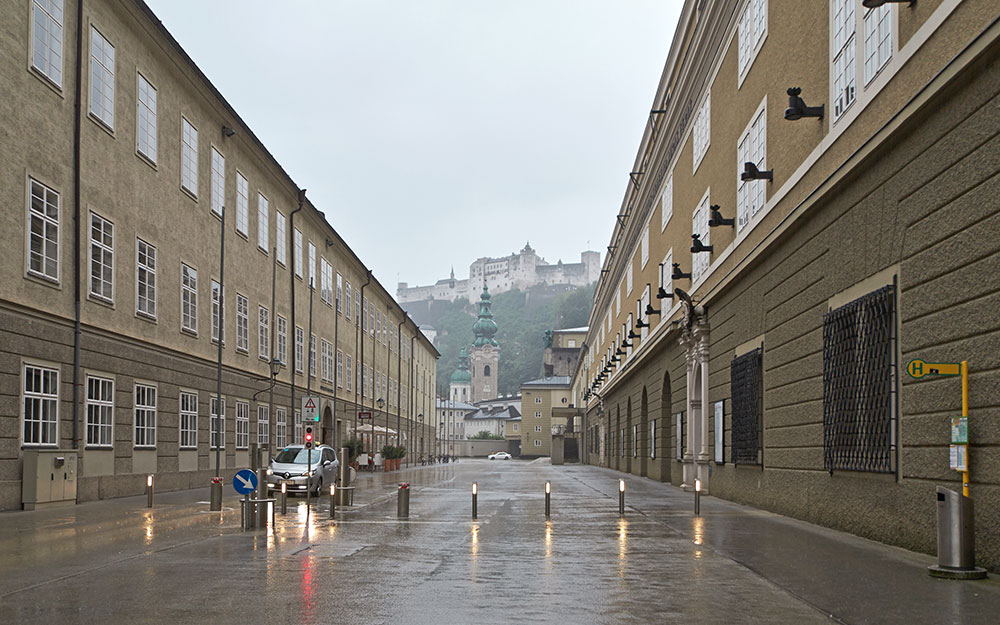 Foto: Altstadtstraße in Salzburg mit absenkbaren Pollern ohne Parkplätze.