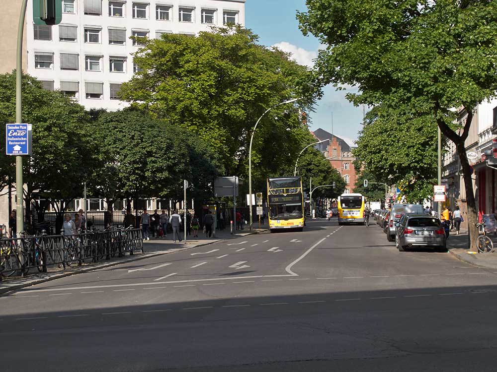 Foto: Blick von der Karl-Marx-Str. in die Erkstr. mit abfahrendem Bus der Linie 104 bei freien Fahrspuren.
