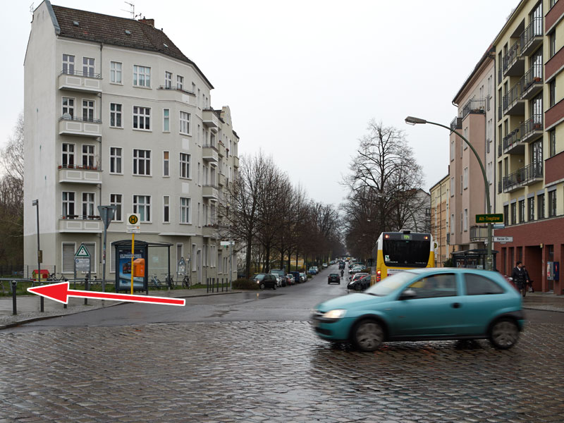 Foto: Einfahrt Mauerradweg direkt hinter dem Kreuzungsbereich durch roten Pfeil gekennzeichnet.