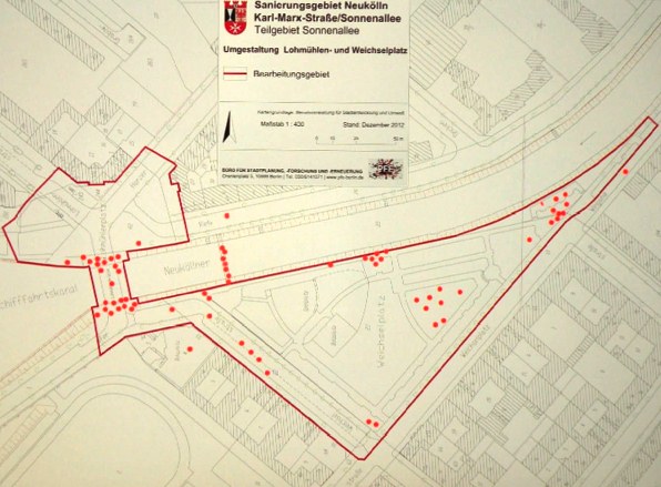 Foto: Plan Lohmühlen- und Weichselplatz mit aufgeklebten roten Punkten.