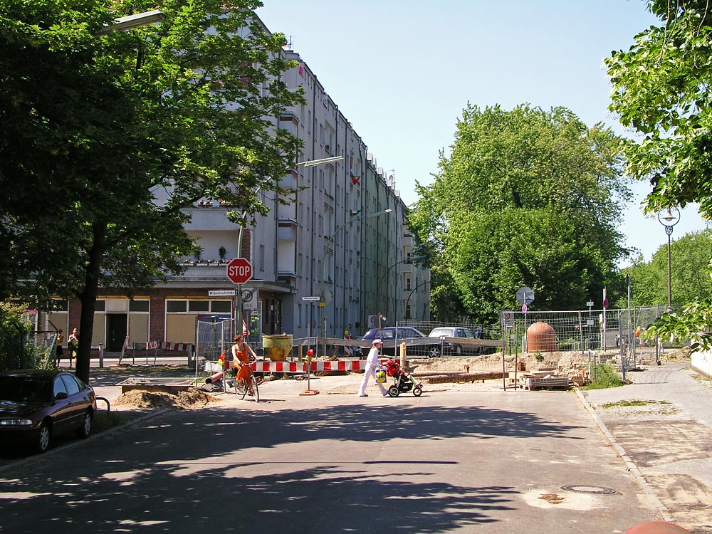 Foto: Absperrung des Weigandufers an der Wildenbruchstraße.